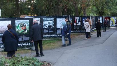 Bild: Kunz
Die Ausstellungseröffnung "Pictures For The Human Rights" in der Kurt-Schumacher-Allee stößt auf großes Interesse.