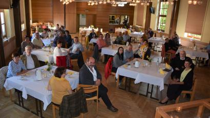 Bild: jr
Im Saal des Josefsheims feierten die Ehejubilare am Samstagnachmittag bei Kaffee und Kuchen und mit musikalische Begleitung ihre Jubiläen, danach folgte ein Dankgottesdienst in der Stadtpfarrkirche.