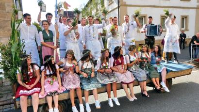 Bild: hai
Auf einem geschmückten Wagen ging es durchs Dorf.