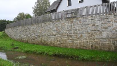 Bild: Gabi Schönberger
Eine der Hochwasserschutzmaßnahmen der vergangenen Jahre: Eine Mauer schützt die Anwohner zwischen Mooslohstraße und Merklsteig vor einer Überflutung durch die Schweinnaab.