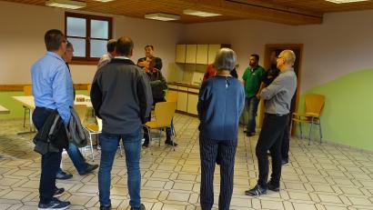 Bild: Houschka
Im Tiefgeschoss des Wolfringer Rathauses soll das Trauungszimmer für Brautpaare aus der Gemeinde Fensterbach neu entstehen. Der Gemeinderat kam vor Ort zu einer Besichtigung zusammen und signalisierte Zustimmung für die Pläne des Bürgermeisters.