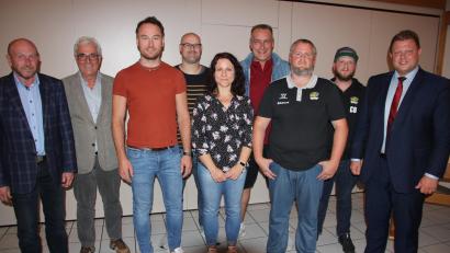 Bild: kro
Das neue Vorstands- und Funktionärsteam des EGHC Stiftland Mitterteich. Von links Stadtverbandsvorsitzender Peter Haibach. Alois Häckl, Daniel Bienek, Daniel Broschik, Anke Günthner, Vaclac Drobny, Vorsitzender Joachim Firneis, Tobias Schraml und Bürgermeister Stefan Grillmeier.
