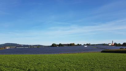 Bild: gi
Zwei Freiflächen-Photovoltaikanlagen beeinträchtigen jetzt schon das Ortsbild von Moosbach. Das wollen die Gemeinderäte künftig mit einem Leitfaden verhindern.
