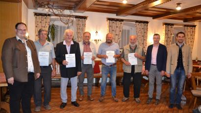 Bild: gi
Stephan Oetzinger (rechts) und CSU-Vorsitzender Stefan Brandmiller (links) ehren treue Mitglieder.