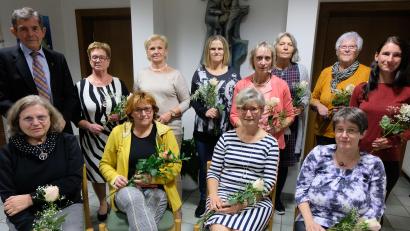 Bild: le
Gestärkt geht der Katholische Frauenbund die kommende Zeit an mit (sitzend, von links) Diana Kühner, Christina Schaller, Renate Bock, Christine Wirth sowie (stehend, von links) Pfarrer Max Früchtl, Wilma Witzl, Beate Götz, Andrea Mutterer, Christa Neubeck, Ingrid Lindner, Renate Beierl (ausgeschieden) und Birgitt Kraus.