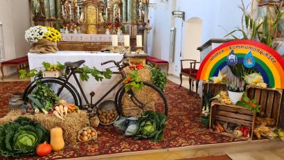 Bild: kro
Bei der Gestaltung des Erntealtars in Schwarzenbach wirkten auch die Kommunionkinder mit.