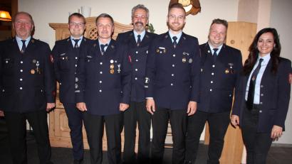 Bild: kro
Das neu gewählte Vorstandsteam der Feuerwehr Waldershof: Von links Toni Kaiser, Florian Spörer, Dieter Schöffel, Bernd Kowalevski, Vorsitzender Fabian Totzauer, Matthias Wolf und Bürgermeisterin Margit Bayer.