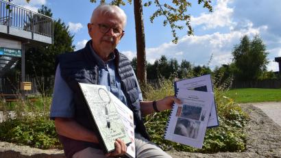Bild: szl
Rainer Christoph, Vorsitzender der Arge Paulusbrunn, stellt sein neues Buch über das verschwundene Walddorf vor.