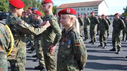 Bild: Gerd Spies
Major Björn Kloß zeichnete Bundeswehrsoldaten mit der Ehrenmedaille aus.