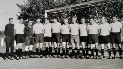 Bild: Archiv SpVgg/exb
Als Ludwig Bock (Vierter von rechts) in den 50er Jahren in der 2. Mannschaft kickte, ging das zumindest in der Zweiten noch ohne regelmäßiges Training.