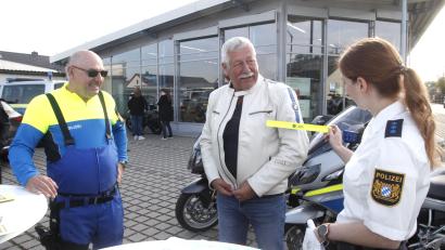 Bild: Hirsch
Polizeiobermeisterin Susanne Lingl (rechts) und Hauptkommissar Thomas Ludwig (links) kamen mit Biker Johann-Peter Ziegler (Mitte) ins Gespräch und gaben ihm Tipps für die passende Sicherheits- und Schutzkleidung auf dem Motorrad.
