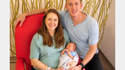 Bild: Laura Koch/exb
Der kleine Myles, hier mit seinen Eltern Juliann und Ryne Daniel, kam als 500. Baby im Jahr 2021 im St.-Anna-Krankenhaus Sulzbach-Rosenberg zur Welt.