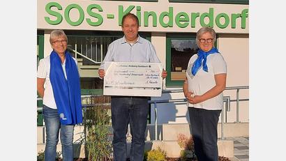 Bild: ads
Groß ist die Freude bei dem Leiter des SOS-Kinderdorfs in Immenreuth, Holger Hassel, über die Spende von 500 Euro, die Lydia Bäumler (links) und Maria Kraus übergeben.