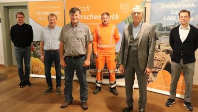 Bild: Stadt Tirschenreuth/exb
20 Jahre hat Manfred Bauer (Dritter von links) für eine „leuchtende Stadt“ gesorgt. Jetzt wurde der Mitarbeiter des Bauhofs, der für den Winterdienst und vor allem für die Straßenbeleuchtung zuständig war, verabschiedet. Für den Einsatz bedankten sich (von rechts) der Leiter der Hauptverwaltung, Markus Bergauer, Bürgermeister Franz Stahl und Personalratsvorsitzender Karl Bayreuther sowie (von links) Stadtbaumeister Andreas Ockl und Bauhofleiter Herbert Schertler.
	Bild: Stadt Tirschenreuth/exb