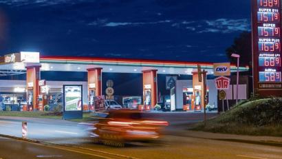 Symbolbild: Jens Büttner/dpa
Idylle oder Ort des Schreckens? Das haben Autofahrer nicht allein selbst in der Hand, aber je mehr Spritspartipps sie beachten, desto weniger schlimm ist die Tankrechnung.