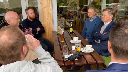 Bild: lrh
Landtagsabgeordneter Tobias Reiß (hinten, rechts) zu Gast beim CSU-Ortsverband Neustadt am Kulm.
