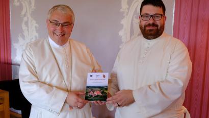Bild: do
Formell übergibt Pater Johannes Bosco Ernstberger (rechts) das erste Exemplar seiner Festschrift über die Abtei Speinshart an Abt Hermann Josef Kugler.
