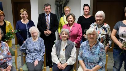 Bild: le
Freude in der Jahreshauptversammlung des Katholischen Frauenbundes über die Jubilarinnen, die dem Bund 20, 30, 40, 45, 60 und 65 Jahre die Treue halten. Es gratulieren (stehend von links) Vorsitzende Christina Schaller sowie (Dritter von links) Pfarrer Max Früchtl.