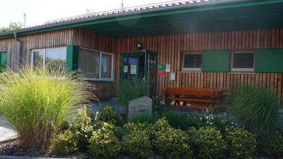 Bild: wel
Das Oberviechtacher Mehrgenerationenhaus der AWO am Sandradl hat laufende Kosten. Der heuer aufgebaute Biergarten trug dazu bei, dass man finanziell über die Runden kommt.