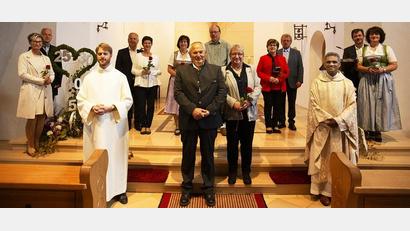 Bild: Uwe Kern
Sechs Ehepaare feierten mit Pater Joy (vorne, rechts) und Pastoralreferent Maximilian Pravida (vorne, links) in der Pfarrkirche in Brand Gottesdienst.