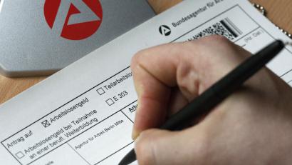 Symbolbild: Johannes Eisele
Ein Mann füllt in der Agentur für Arbeit einen Antrag auf Arbeitslosengeld aus.