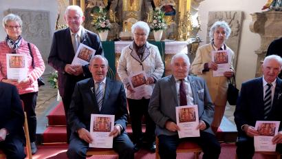 Bild: le
Gnaden- und Diamantene Konfirmanden: Sitzend von links: Siegfried Beierl, Gerhard Meyer, Hans Meierhöfer und Ernst Wagner. Stehend von links: Karin Schafhauser, Helmut Kreiner, Hildegard Schaller, Elisabeth Gollwitzer und Pfarrer Wilfried Römischer.