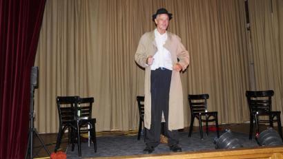 Bild: wel
In neun unterschiedliche Rollen schlüpfte Andreas Büttner bei der Theaterparodie zum Klassiker Casablanca. Hier stellt er den Widerstandskämpfer Victor Laszlo dar