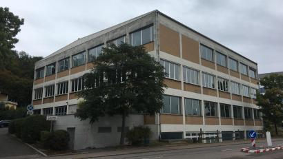 Bild: upl
Hier muss ordentlich saniert werden: Der Trakt des Berufsschulzentrums, um den es bei der Sitzung des Kreis-Bauausschusses ging.