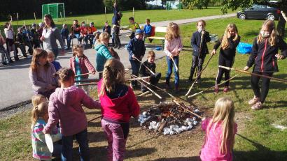 Bild: Grundschule Neudorf/exb
Viel Spaß haben die Kinder beim Rösten des Stockbrots.