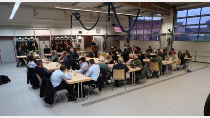 Bild: rab
Mit entsprechendem Abstand aber dennoch erfreulich gut besucht war die Jahreshauptversammlung im Feuerwehrgerätehaus Freihung.