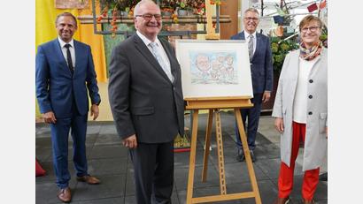 Bild: Petra Pintscher/exb
Bei der Verabschiedung von Dagmar Voß und Roland Albert, die beide mit "Architekten" der Tirschenreuther Gartenschau waren, dankte auch Bürgermeister Franz Stahl für die Leistungen. Im Bild (von links) Umweltminister Thorsten Glauber, Roland Albert, Franz Stahl und Dagmar Voß.