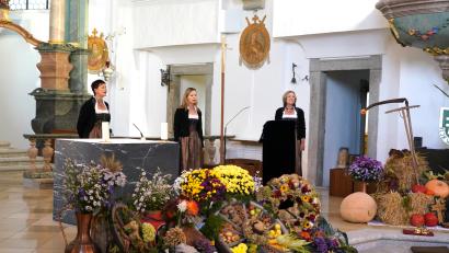 Bild: fvo
In der Wallfahrtskirche auf dem Fahrenberg singt die Gruppe TriAngel mit (von links) Andrea Götz, Steffi Daubenmerkl und Doris Völkl im Rahmen von LandKULTUR Waldthurn das "Marienlob".