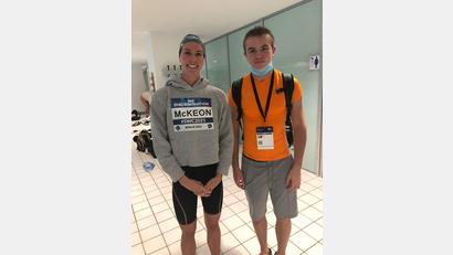 Bild: rbg
Begegnung am Rande des Swimming-World-Cups 2021 in Berlin: Fynn Legat vom Tirschenreuther Schwimm- Club trifft die 4-fache Olympiasiegerin Emma McKeon (Australien)