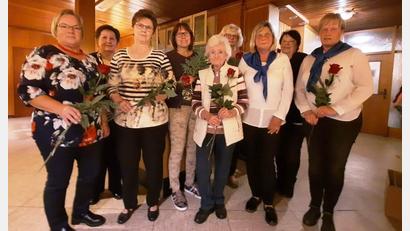 Bild: bey
Vorsitzende Annemarie Woppmann und Stellvertreterin Sieglinde Soukup (von rechts) ehren langjährige Mitglieder.