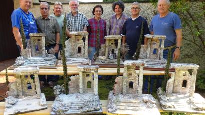 Bild: exb
Die Baumeister mit ihren Werken (von links): Vorsitzender Reinhard Heldmann, Harald Reitmeier, Georg Nickl, Pfarrer Edmund Prechtl, Kursleiterin Hildegard Vitzthum, Berthold Bernreuter, Otto Weber und Gerhard Meller.