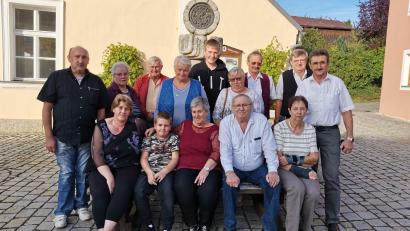 Bild: Hans Schrembs/exb
Christa und Reinhold Blöderler (sitzend, Dritte und Vierter von links) aus Waldeck feierten mit ihrer Familie Goldene Hochzeit.