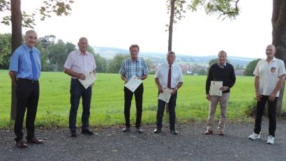 Bild: Meyfeld, RK-Amberg/exb
Bei den Ehrungen (von links): Vorsitzender der Kreisgruppe, Oberst der Reserve Bertram Gebhard, Dieter Walter; Franz Wagner; Helmut Hoffmann; Peter Frankl, Vorsitzender der RK-Amberg, Andreas Schulz.