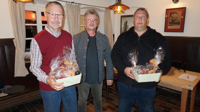 Bild: bsc
Der langjährige und neugewählte Vorsitzende der Zweckgemeinschaft Steinwaldloipe, Wolfgang Braun (Mitte), überreichte an die Fahrer des Pistenbullys, Emil Denz (links) und Heiner Denz (rechts), einen Wurstkorb für ihr besonderes Engagement im vergangenen Winter.
