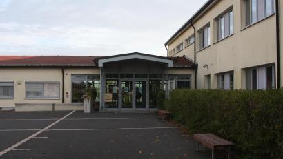 Bild: wro
Bereits vor einigen Jahren wurde aus der ehemaligen Volksschule das Fuchsmühler Rathaus. Einer der Obergeschoss-Räume kann laut Beschluss des Gemeinderats vom Kinderhaus St. Marien genutzt werden.