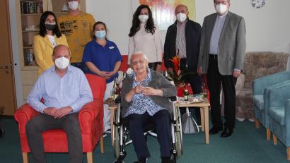 Bild: wro
Marie Luise Weiß (vorne, rechts) gratulierten Sohn Klaus (vorne, links) sowie (hinten, von links) Natalja Kiel, Johannes Großmann, Alexandra Schlöger, Bürgermeisterin Margit Bayer, Seniorenbeauftragter Gerhard Weber und Stadtpfarrer Bernd Philipp.