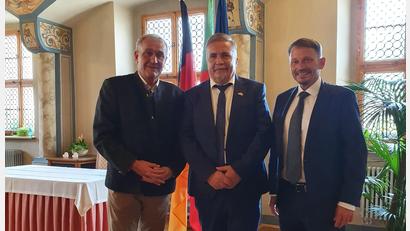 Bild: Petra Vorsatz/Stadt Weiden
Zum "Tag der Deutschen Einheit" besuchen Altoberbürgermeister Kurt Seggewiß (links) und Oberbürgermeister Jens Meyer (rechts) Annaberg-Buchholz und Oberbürgermeister Rolf Schmidt.