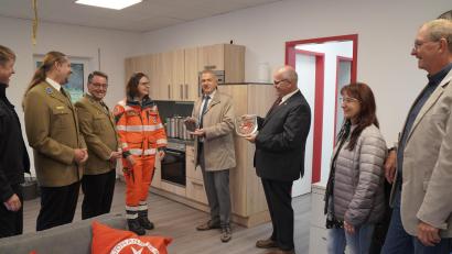 Bild: Eger
Am Dienstag war die Einweihung der neuen Johanniter-Rettungswache in Wernersreuth: Mit dabei waren (von links) der Leiter der ILS Weiden, Jürgen Meyer, der Leiter des Rettungsdienstes der Johanniter Ostbayern, Frank Zirngibl, der Regionalvorstand der Johanniter in Ostbayern, Martin Steinkirchner, die Leiterin der Rettungswache Wernersreuth, Alexandra Beck, Landrat Roland Grillmeier, Bad Neualbenreuths Bürgermeister Klaus Meyer, die stellvertretende Geschäftsleiterin der ZRF Nordoberpfalz, Renate Nastvogel und ZRF-Geschäftsleiter Alfred Rast.