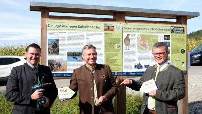 Bild: Hirsch
Landrat Thomas Ebeling, Initiator Jürgen Donhauser und Bürgermeister Martin Birner (von links) brachten die letzten Hinweisschilder für den Wild-Wasser-Weg an und würdigten die Gemeinschaftsleistung des Umweltschutzprojektes.