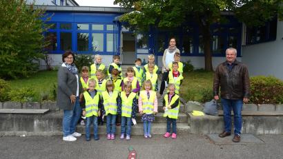 Bild: Vinzenz Dobler/exb 
Warnwesten für die Abc-Schützen: Die Gemeinde sorgt für mehr Sicherheit.