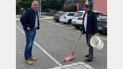 Bild: sei
Schulhausmeister Hans Stubenvoll (rechts) stinkt es. Täglich musser mit Schaufel und Eimer anrücken um Hundeot auf den Flächen vor der Grundschule zu entfernen. Bürgermeister Richard Kammerer (links) weist auf die Zahlreichen Abfalleimer mit Hundekotbeutel im Gemeindegebiet hin.