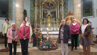 Bild: jzk
Stadtpfarrer Thomas Koch bedankte sich bei Regina Frank, Anna Haberkorn, Rita Ponnath, Agnes Emerig, Maria Drechsler und Monika Schreyer- Herr (von links) für die Mitgestaltung des Erntedankgottesdienstes in der Stadtpfarrkirche.