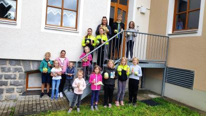 Bild: Petra Zach/exb 
Ihre Kohlrabis gediehen prächtig: Für die Gewinner der Gartenaktion gab es Gutscheine.