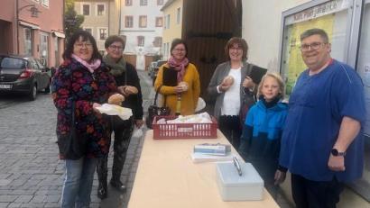 Bild: jzk
Auch die vier Sängerinnen Liane Preininger, Elisabeth Daschner, Rita Krapf und Ursula Dadder (von links) kauften Minibrote für einen guten Zweck.