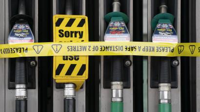 Archivbild: Jon Super
Ein Absperrband ist an einer Zapfsäule befestigt. Im Vereinigten Königreich haben derzeit viele Tankstellen kein Benzin. Hintergrund ist ein Mangel an Lastwagenfahrern.