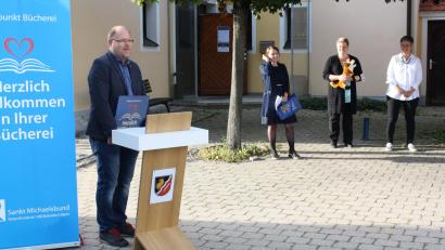 Bild: bjp
Als "Bücher-Schlaraffenland" beschrieb Bürgermeister Thorsten Hallmann die neue Gemeindebücherei im Alten Pfarrhof. Sein Dank galt vor allem dem ehrenamtlichen Bibliotheksteam (von rechts stellvertretend: Anja Kirschsieper, Sabine Rinderer) und dem Bibliotheksverband "Michaelsbund" (Dritte von rechts: Diözesanstellenleiterin Christina Schnödt).